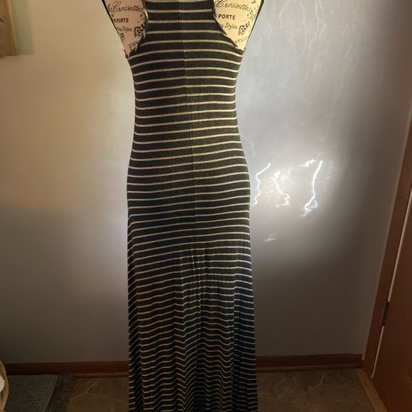 Elan woman’s maxi dress size small grey with light grey stripes - Picture 3 of 5